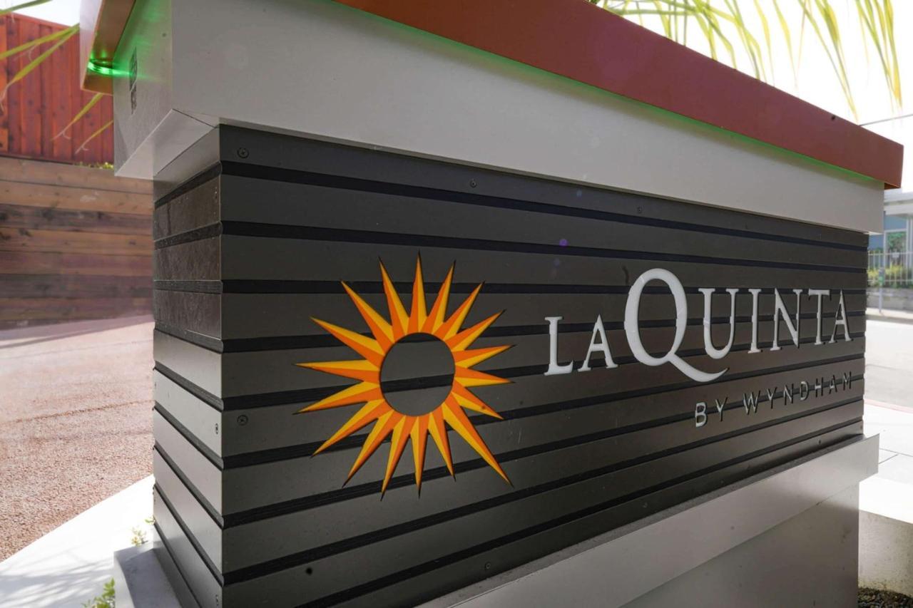La Quinta Inn & Suites By Wyndham ซานตาครูซ ภายนอก รูปภาพ