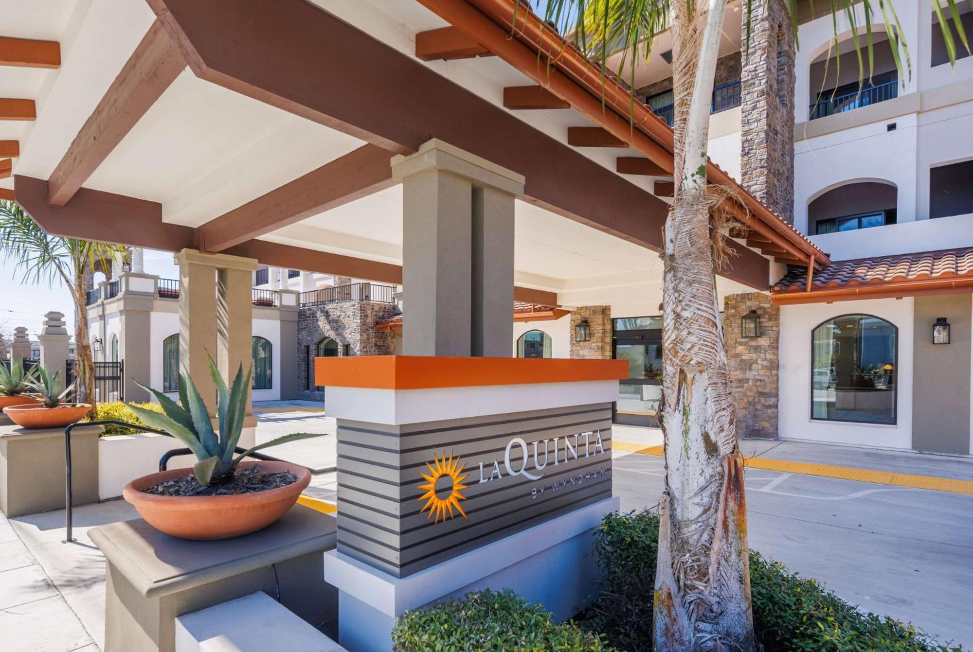 La Quinta Inn & Suites By Wyndham ซานตาครูซ ภายนอก รูปภาพ