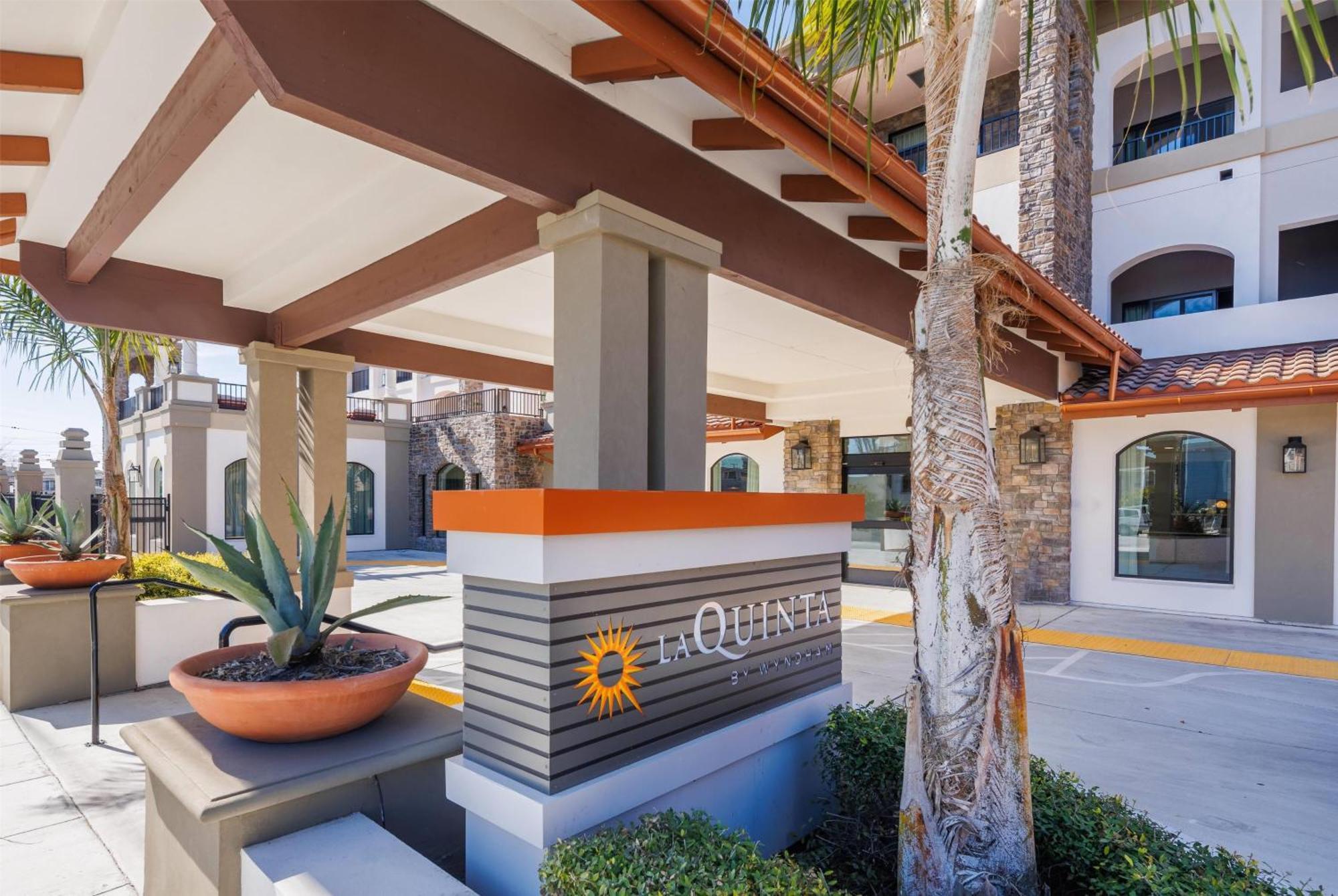 La Quinta Inn & Suites By Wyndham ซานตาครูซ ภายนอก รูปภาพ
